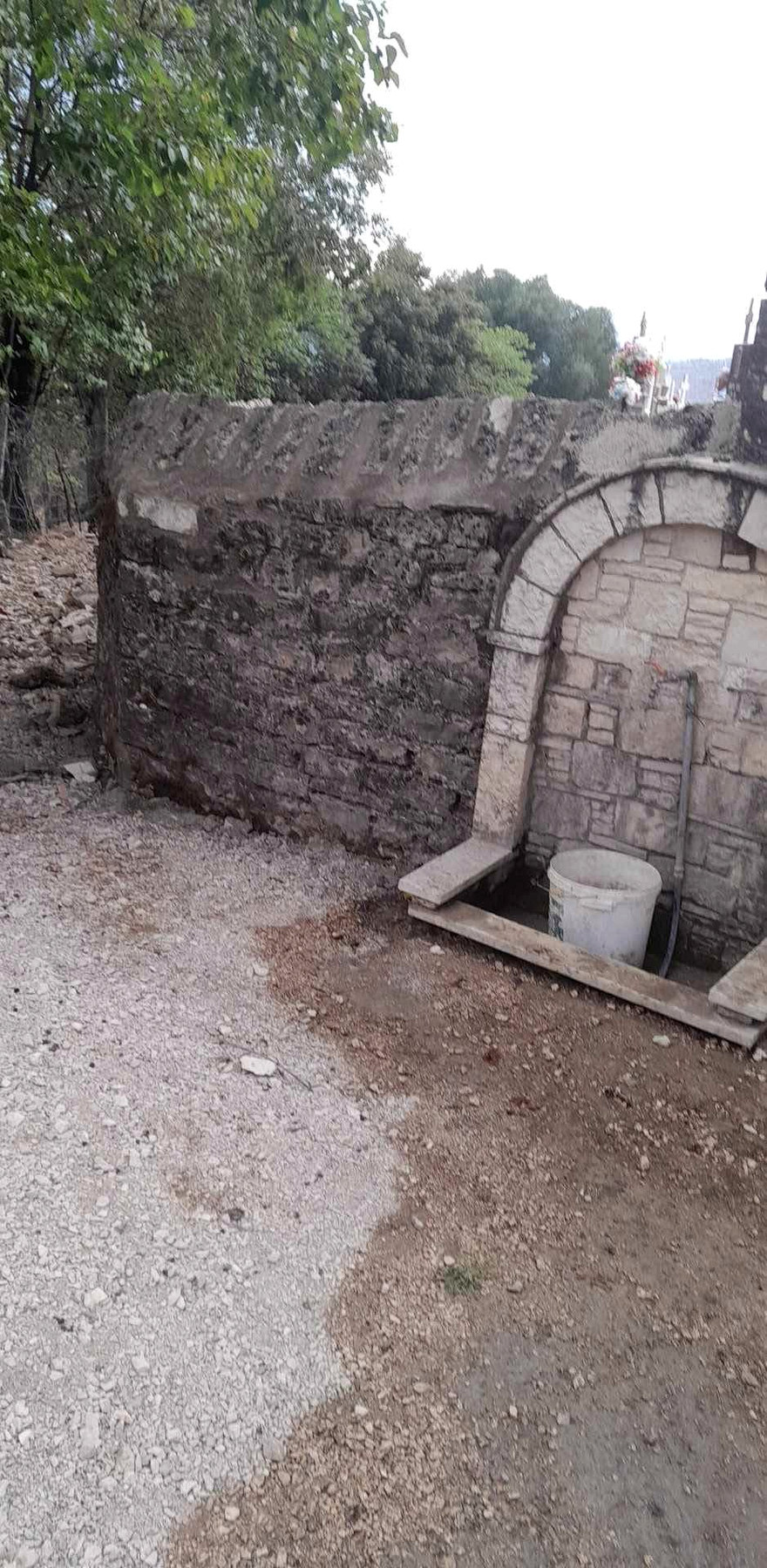 Αποκατάσταση του τοίχου του κοιμητηρίου — φωτογραφία 2